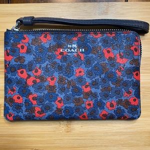 Coach small corner Zip Wristlet in Signature